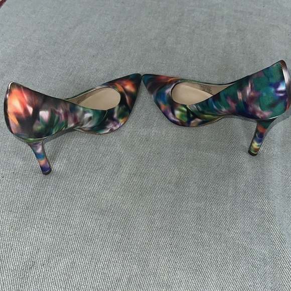 GUESS Pumps W/ Unique Print - Picture 4 of 8